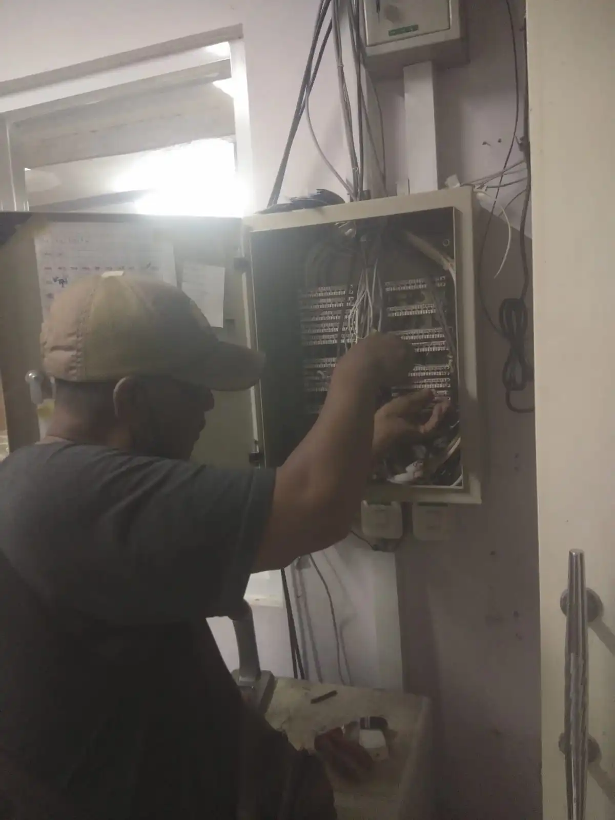 teknis pabx sedang testing Teknisi Service IP PBX dan PABX sedang koneksi kabel