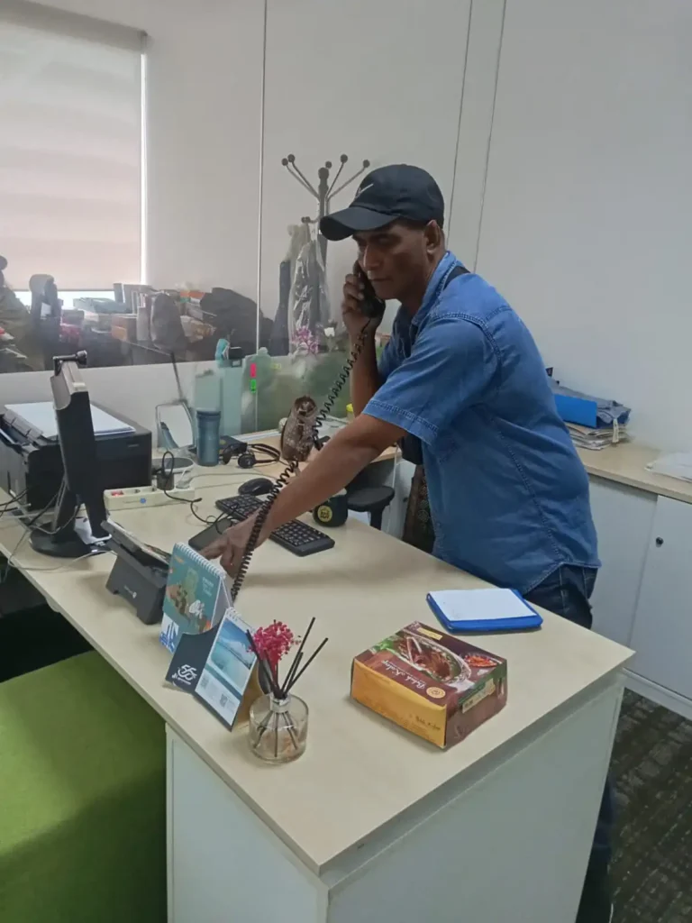 teknisi pabx sedang bekerja Service PABX Panasonic