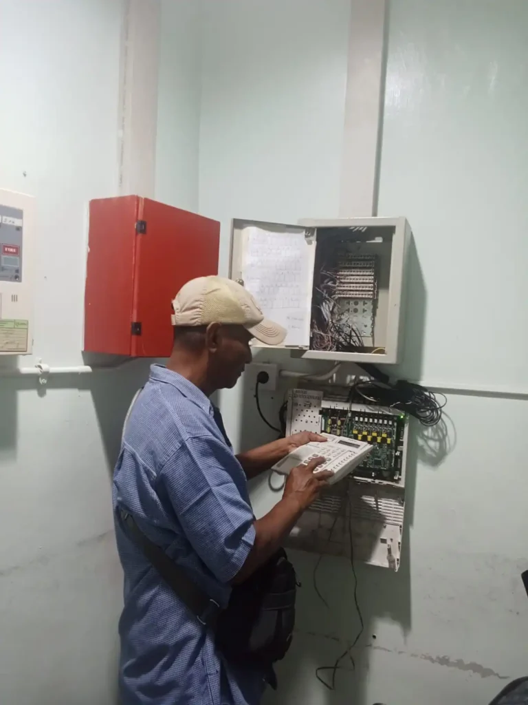 teknisi sedang setting program pabx panasonic teknisi sedang setting program pabx panasonic