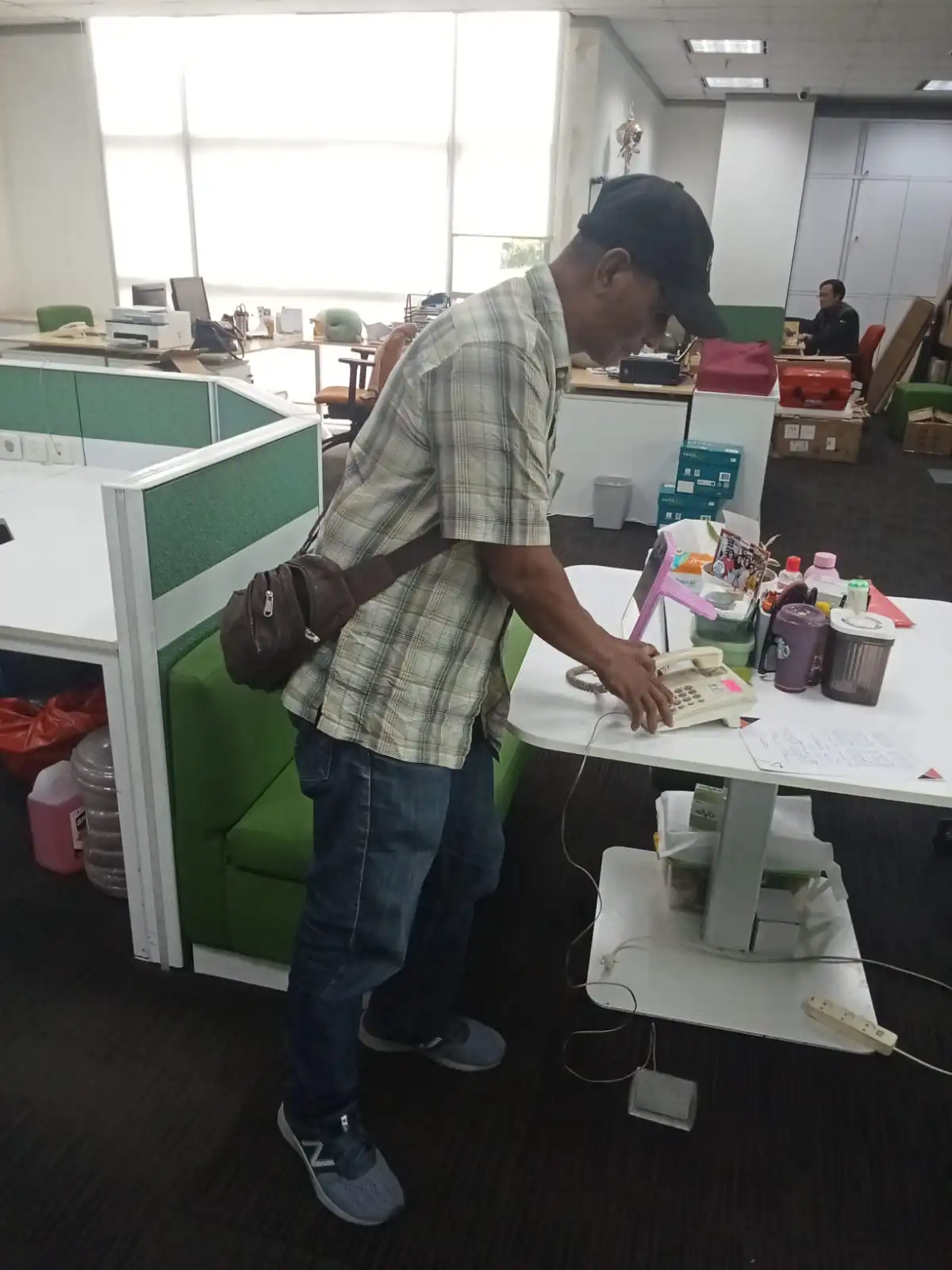 Teknisi Service IP PBX dan PABX sedang pengetesan Teknisi Service Pabx dan IP PBX sedang testing