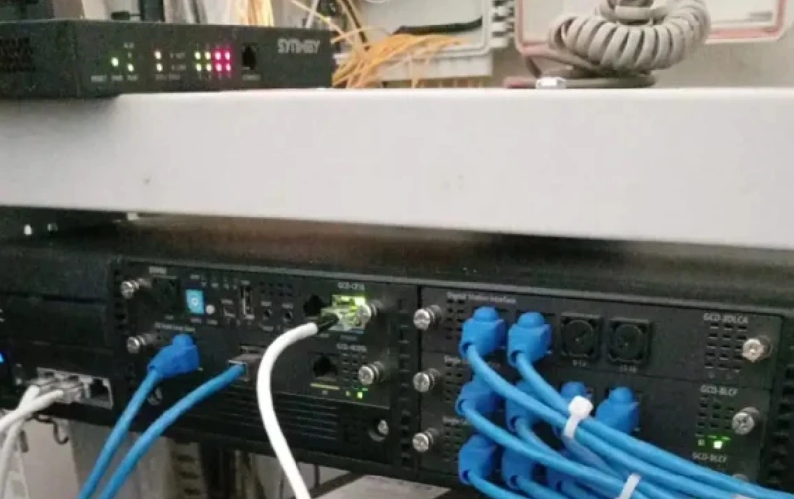 Teknisi service IP PBX profesional memperbaiki perangkat telepon VoIP